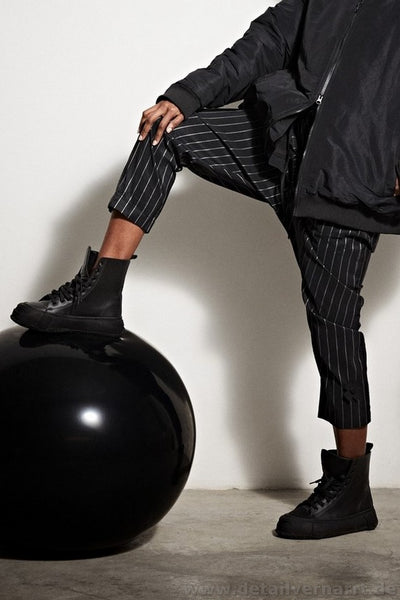 Pluslavie / Plü Hose mit Tiefschritt in schwarz mit feinen Streifen (pinstripe) - hochwertiges Polyester